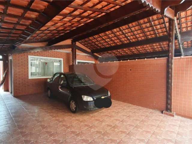 Sobrado com 3 Suítes e 4 Vagas de Garagem - Pé na Areia - Ocian / Praia Grande