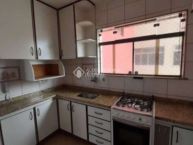 Apartamento Completo Bem Localizado - 2 Dormitórios com Armários, Sol o Dia Todo e 1 Vaga Coberta!