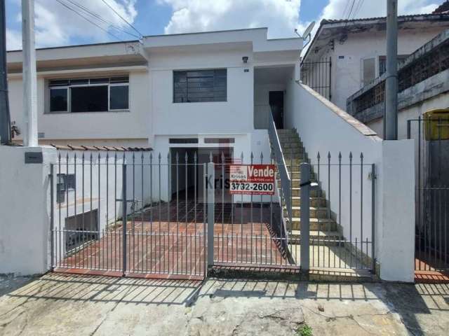 Casa recém reformada com dois dormitórios e duas vagas de garagem ! Agenda uma visita!!