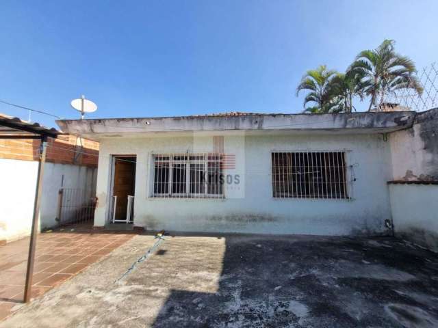 Casa Terreá com três dormitórios e garagem para 12 carros.