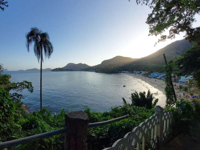 Casa de três quartos na praia brava mangaratiba rj.