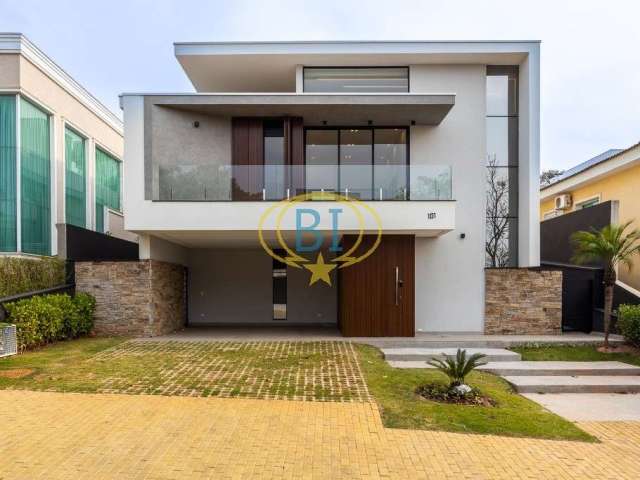 Casa de 4 quartos, com 325m², 4 vagas, churrasqueira, piscina, à venda em Alphaville na Imobiliária Buenos Jr Imoveis