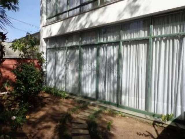 Sobrado à venda de 337m² | 04 dormitórios, sendo 01 suíte e 02 vagas de garagem | Centro - São José dos Campos |