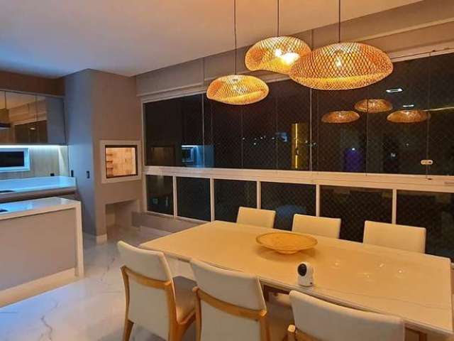 Apartamento muito bem Mobiliado de 3 Dormitórios, sendo uma Suíte, Garagem para