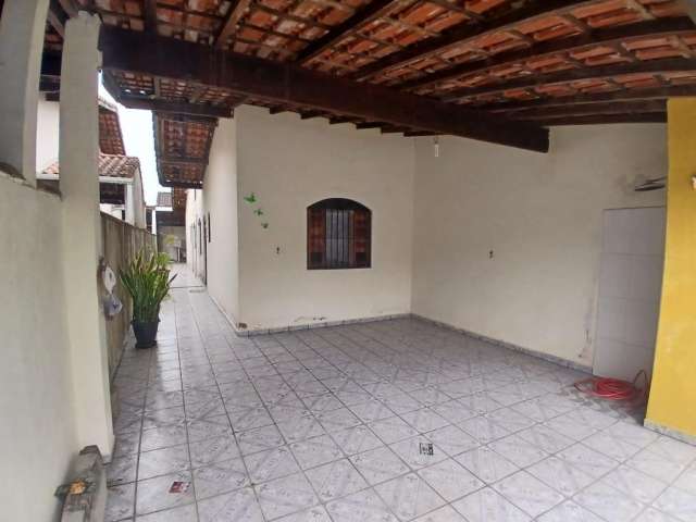 Aproveite, casa com suite e area com tanque de lavar roupa.