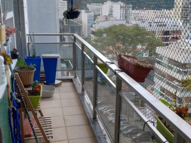 Agradável apartamento com varandão, vista livre, silencioso no Humaitá, junto da Casa São José, com 2 vagas de garagem