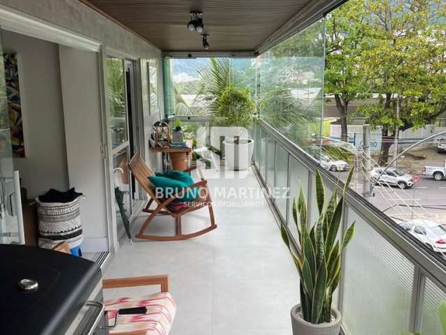 Reformado por arquiteto, 2 varandas com vista livre, sala com cozinha em conceito aberto,  vista Lagoa, 1 vaga de garagem