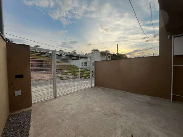 Excelente Casa Nova com 2 Quartos e Amplo Terraço no Jardim São João