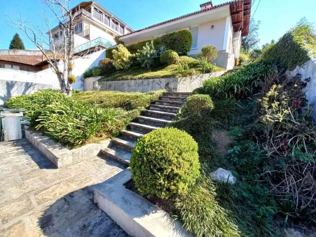 Casa Espetacular com Dois Pavimentos à Venda na Tijuca