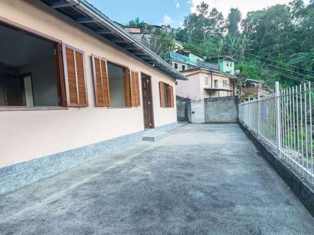 Casa com 2 dormitórios para alugar, 60 m² por R$ 1.255,01/mês - Vila Muqui - Teresópolis/RJ