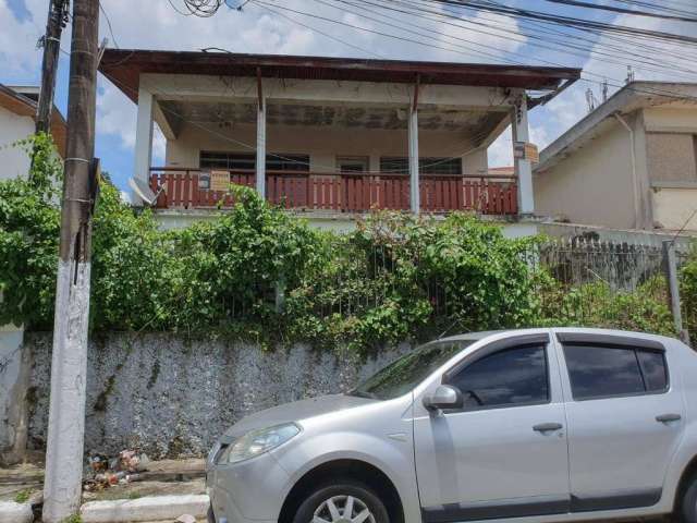 Casa à venda perto do metrô Jabaquara com 3 quartos e garagem coberta.