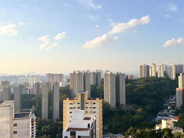 apartamento de Alto Padrão (andar alto,  acima 20º Andar), moderno e com ótimo acabamento em rua muito arborizada, com hall privativo, com 3 dormitórios, com duas suítes, sendo que na Suíte Master tem