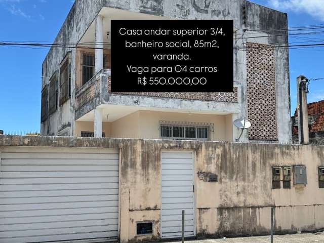 Casa 3/4, andar superior, localização privilegiada.