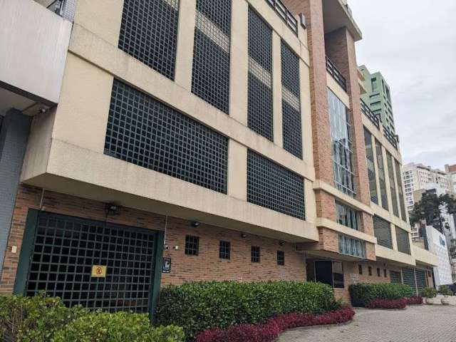 Apartamento com 1 quarto  para alugar, 45.00 m2 por R$2500.00  - Centro - Curitiba/PR