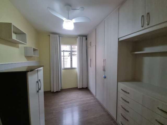 Excelente casa geminada de 2 quartos com garagem