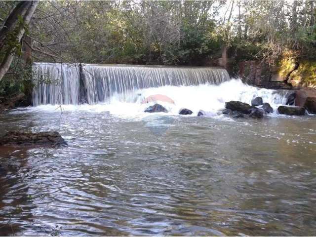 Terreno de 44 Ha com Rio e Cachoeira na MG-129.