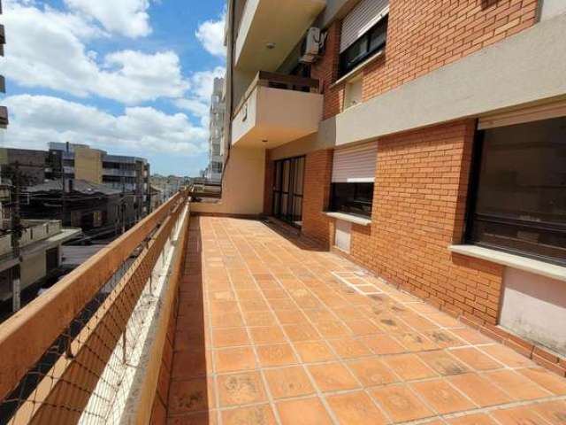 Apartamento central com terraço e 3 dormitórios.