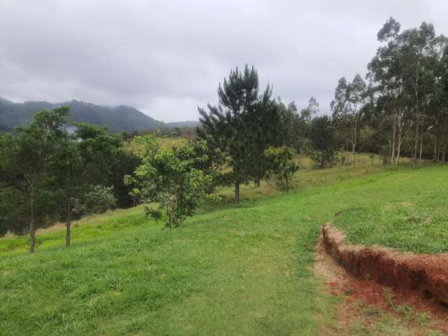 Sítio em Piracaia - apenas a 1,2km do centro da cidade com edicula e pasto