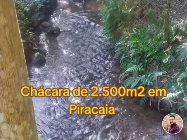 Chácara em Piracaia com casa simples e ribeirão de água cristalina