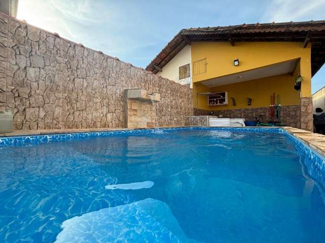 Casa com piscina bem localizada em mongaguá