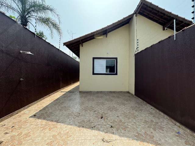 Casa Nova com Piscina e 3 quartos na Vila Seabra em Mongaguá - Lado Praia!