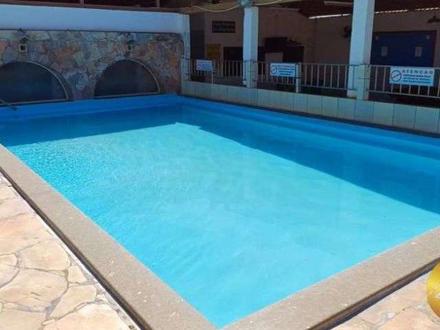 Chalé mobiliado 3 quartos, 2 suítes em condomínio com piscina e ótima área de lazer!