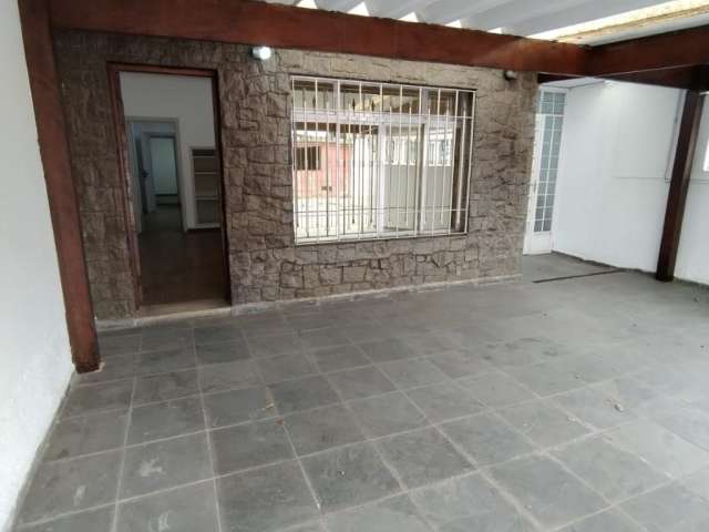 Sobrado p/ alugar (Comercial ou Residencial) com sala, cozinha, 3 quartos e corredor interno