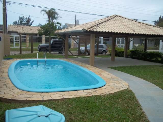 Casa de 4 dormitórios com piscina e playground para alugar na temporada de verão - Centro, Xangri-Lá