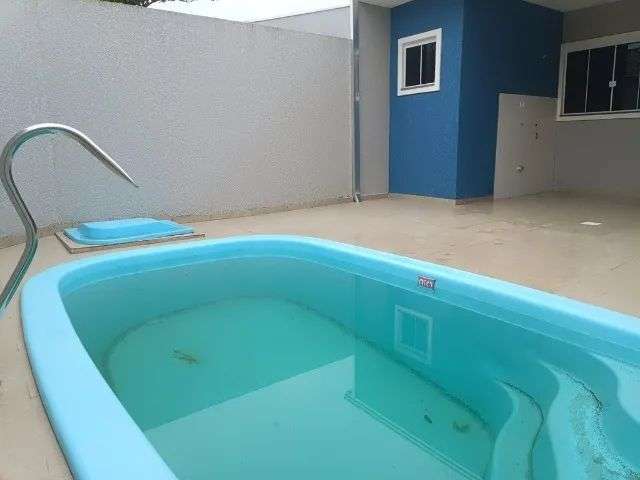 Casa a venda na praia com espaço de terreno e piscina