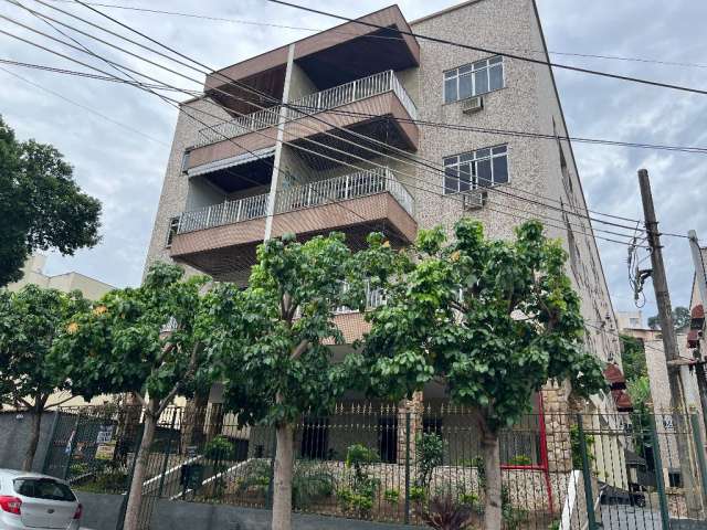 Vendo apartamento 2 quartos, elevador, varanda, dep de empregada