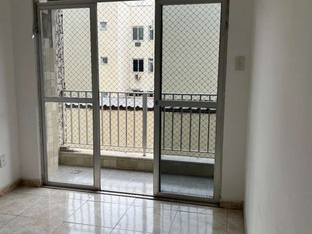 Vendo apartamento 2 quartos, elevador, varanda, dep de empregada