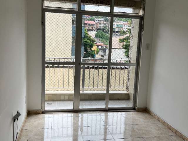 Vendo apartamento 2 quartos, elevador, varanda, dep de empregada