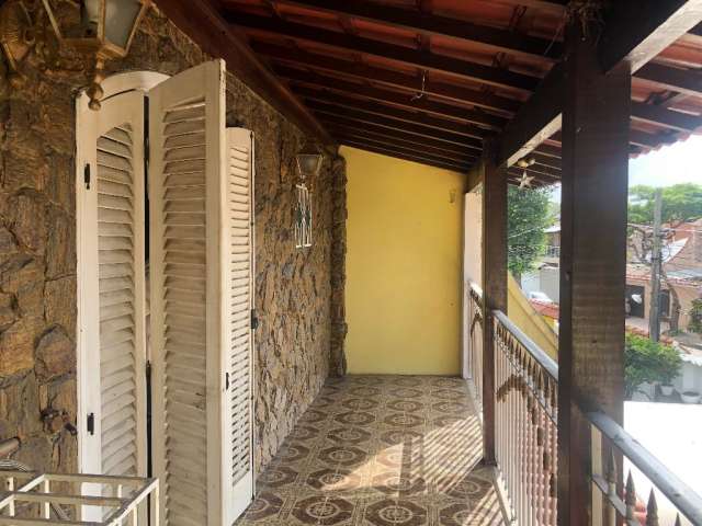 Vendo Casa Duplex, Vazia, Com 3 quartos, 1 suíte, piscina, churrasqueira com 216m2. Moneró