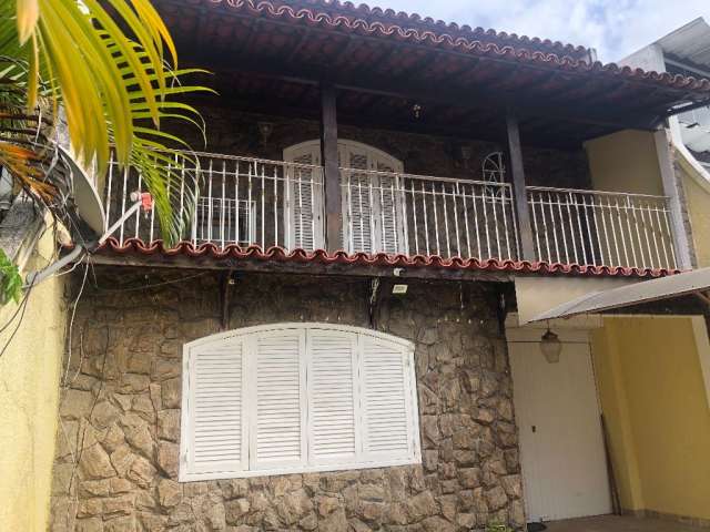 Vendo Casa Duplex, Vazia, Com 3 quartos, 1 suíte, piscina, churrasqueira com 216m2. Moneró