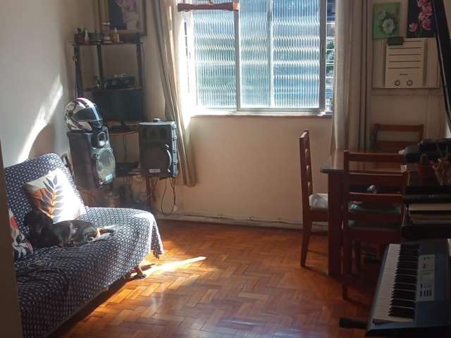 VENDO Apartamento com 1 quarto, sala, 40m2, sem elevador no Jardim Guanabara perto da Praia da Bica