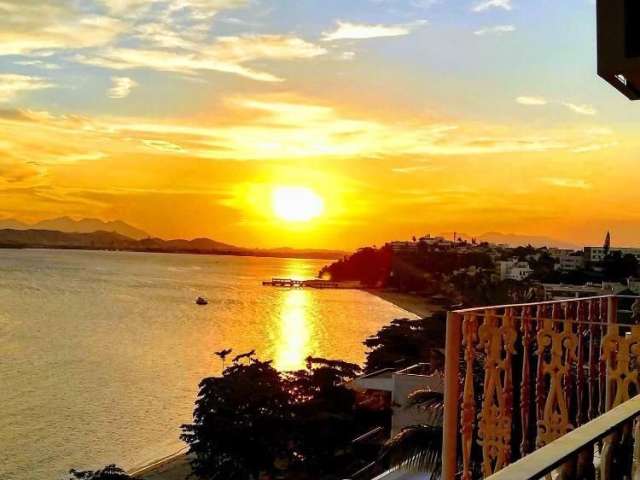 Vendo Casa com 4 quartos e com a melhor vista do pôr do sol na Praia da Bica, no Jardim Guanabara.