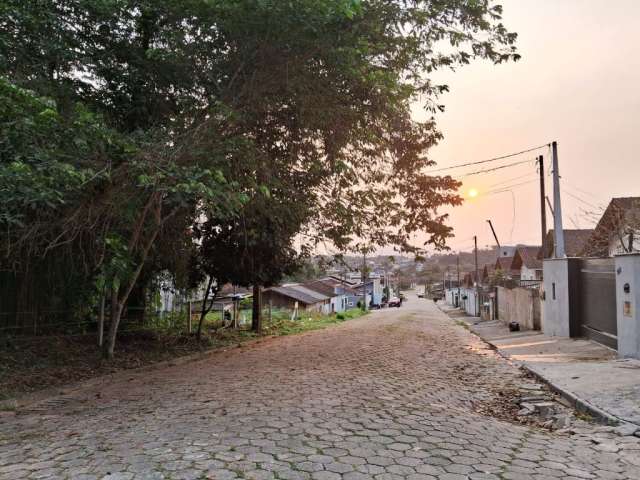 Lindo terreno no Petrópolis com muita área verde.