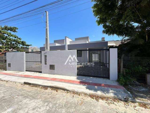 Casa com 2 dormitórios à venda, 60 m² por R$ 379.000,00 - Meia Praia - Navegantes/SC