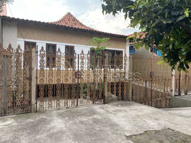 Linda CASA NO JARDIM PRESIDENTE DUTRA 250 metros de terreno, 3 dormitórios com suíte, área gourmet, terreá com 3 vagas de garagem