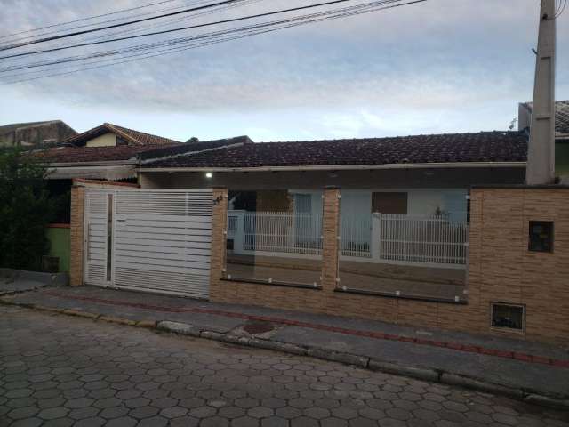 Casa térrea no Centro de Balneário Piçarras.