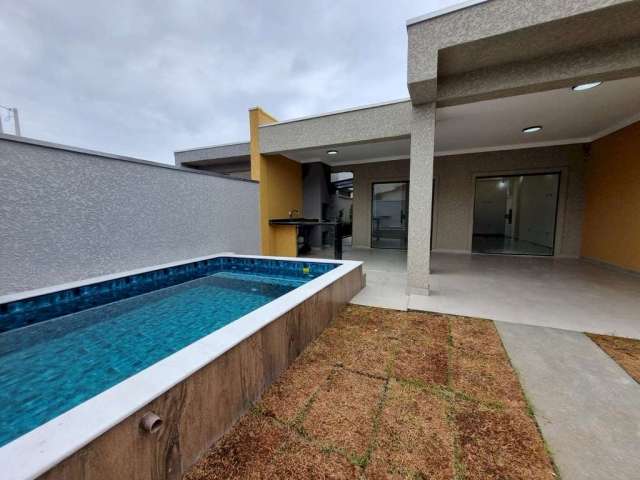 Casa 2 dormitórios com piscina 100 metros do mar