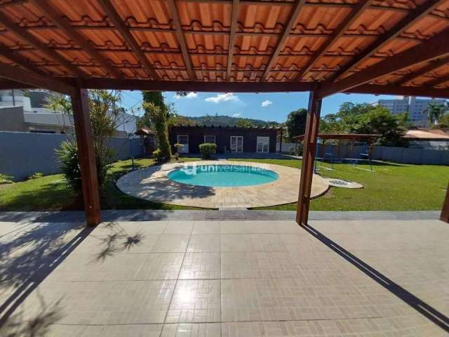 Casa com quase 1.000m² de área externa no Parque Jardim da Serra (ao lado do Novo Horizonte)