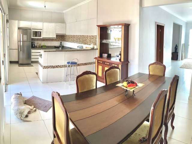 Casa esquina, ampla, toda porcelanato com planejados cozinha e quarto no Jd Universitario...