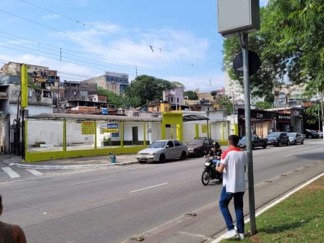 Ótima esquina comercial , com 30 metros de testada para Av, área coberta ,patio , escritório e banheiros.