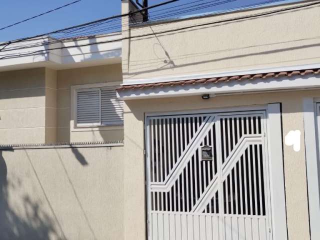 Casa térrea com 240 mts² de área construída, terreno de 8mt x 20mt, sendo 3 dormitórios, 1 suite, 2 banheiros com chuveiro a gás, sala ampla, cozinha com gás encanado, corredor lateral, quintal de fun