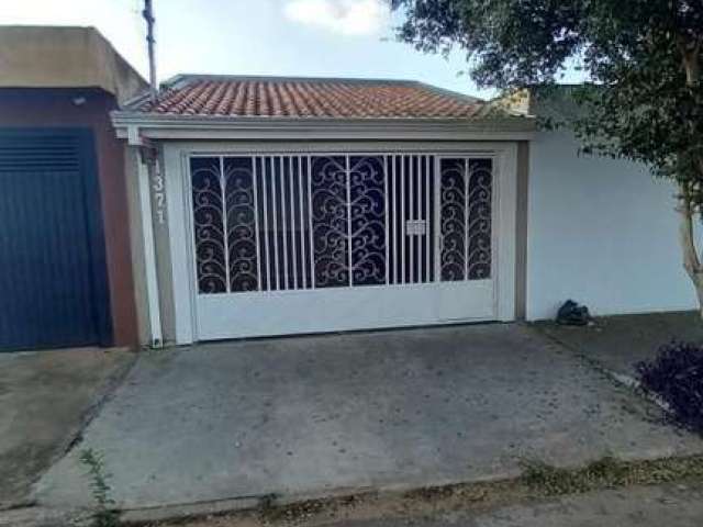 Casa para Locação em Itapetininga, Centro, 3 dormitórios, 1 suíte, 2 banheiros, 2 vagas