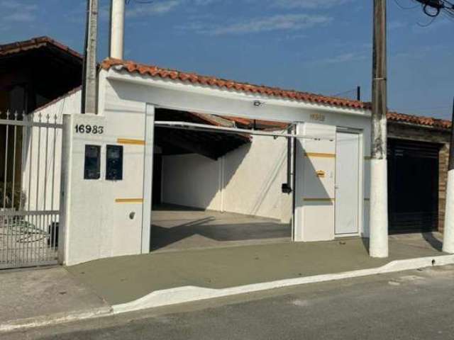 Casa de 2 quartos com piscina para Venda no Balneário Flórida em Praia Grande/SP.