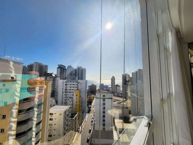 Apartamento finamente mobiliado, com vista para o mar.