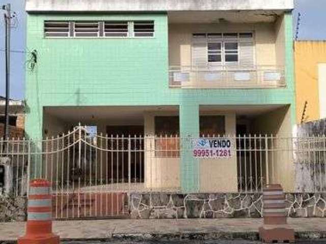 Casa de andar, boa opção para comércio, no Centro