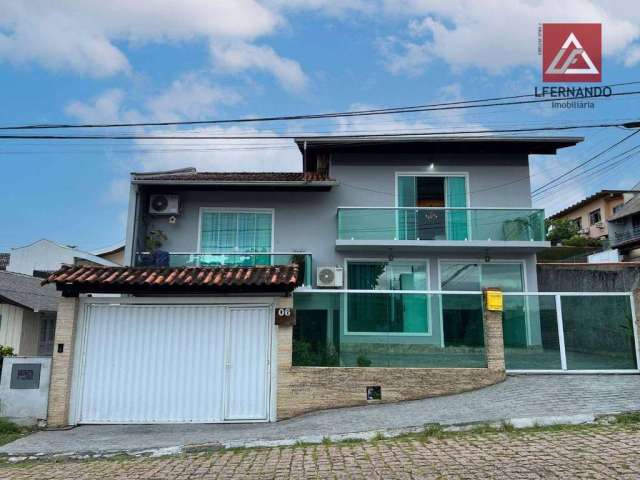 Casa com 3 dormitórios, sendo 1 suíte à venda, 234 m² por R$ 990.000 - Água Verde - Blumenau/SC